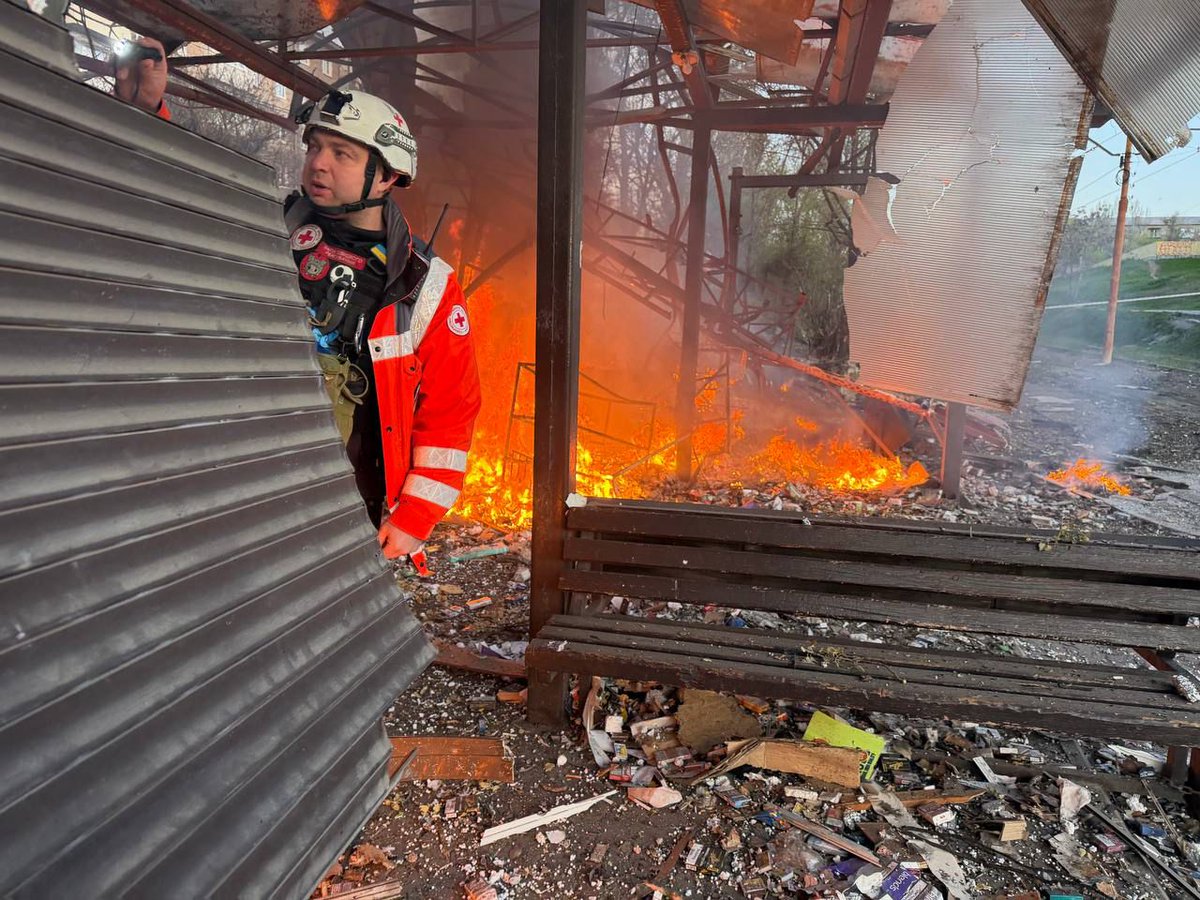 RedCrossUkraine's tweet image. ⚡️The Ukrainian Red Cross emergency response team in #Zaporizhzhia provided first aid &amp;amp; psychological support after another Russian strike. Volunteers assisted affected people on the ground as firefighters responded to multiple fires across the city #NotATarget #EmergencyResponse