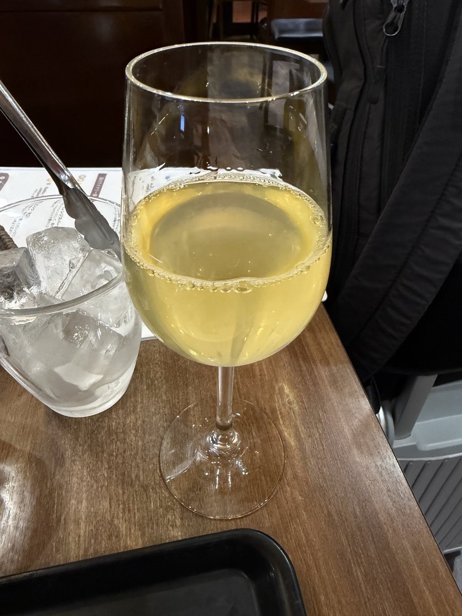 anajalspg's tweet photo. 2026-04-15   大阪エアポートワイナリー
172食目。

　トンテキは食べた気がして検索すると1月に。
昨日和食、今日は着いてから焼き鳥。機内食もあって土曜はコンラッドのディナーとめじろ押しのため、超久々に鯛で。
　リースリングがオススメとのこと。
　
　美味しかったです。😊

#ワイン飲み放題 https://t.co/eEwsGDfmdR