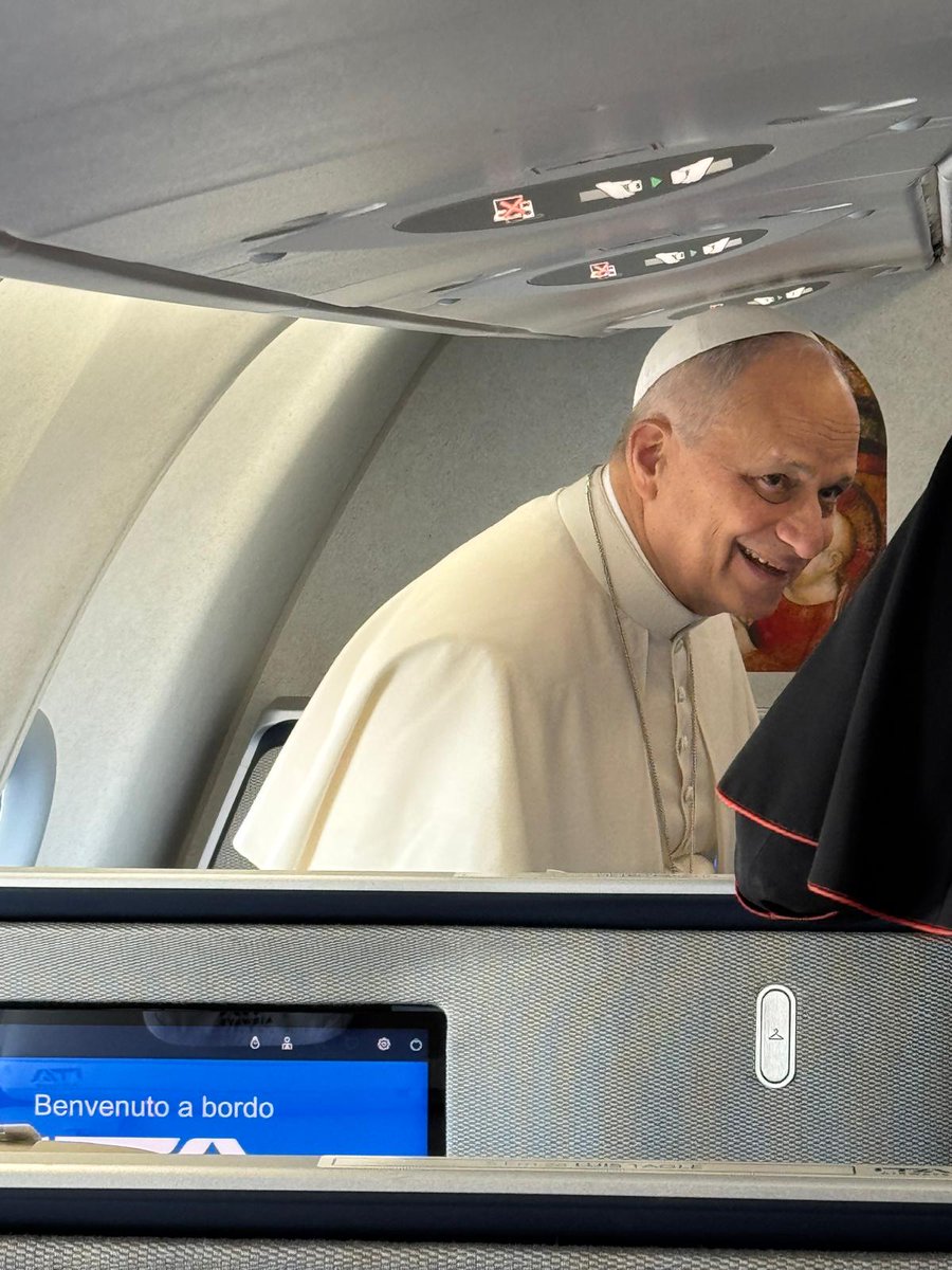 vaticannews_fr's tweet image. À Alger, le #Pape à bord de l'avion qui le conduit en ce moment à Yaoundé au Cameroun. Décollage à 10h16. #VoyageApostolique