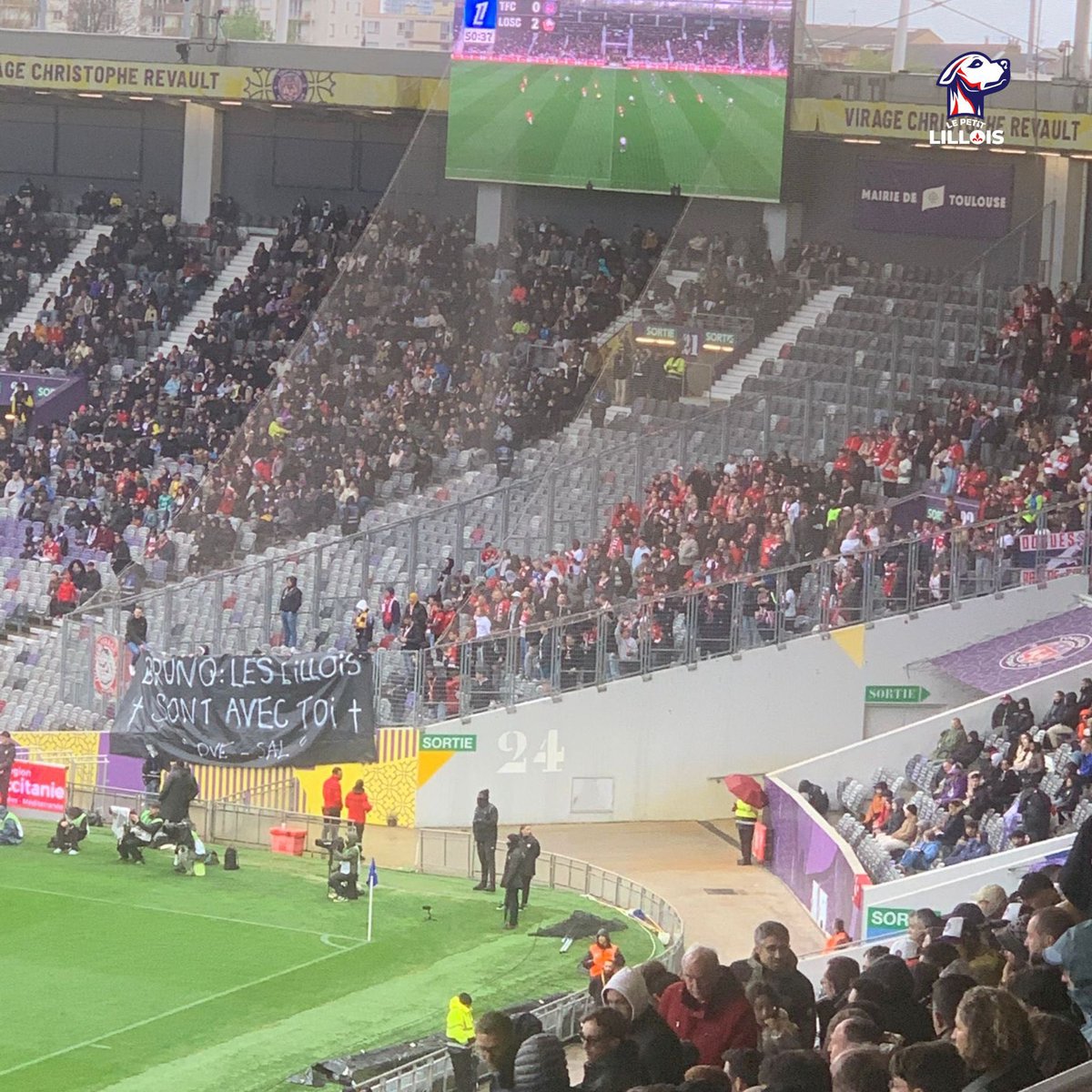 Présent à Toulouse 🫡❤️🤍

Toutes nos pensées vers Bruno Genesio et sa famille 🙏

#LilleOnTour | #DPDCOnTour