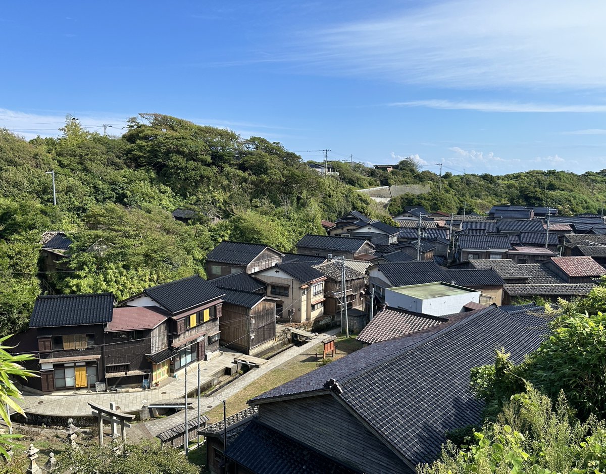 sadokisen_0203's tweet photo. 佐渡の小木地区にある宿根木(しゅくねぎ)
船大工の技術が結集したまちなみや復元された千石船を見ることができます👀
当時の技術がそのままに！
この休みはタイムスリップしてみては？☺️ https://t.co/j4ZNKkiayt