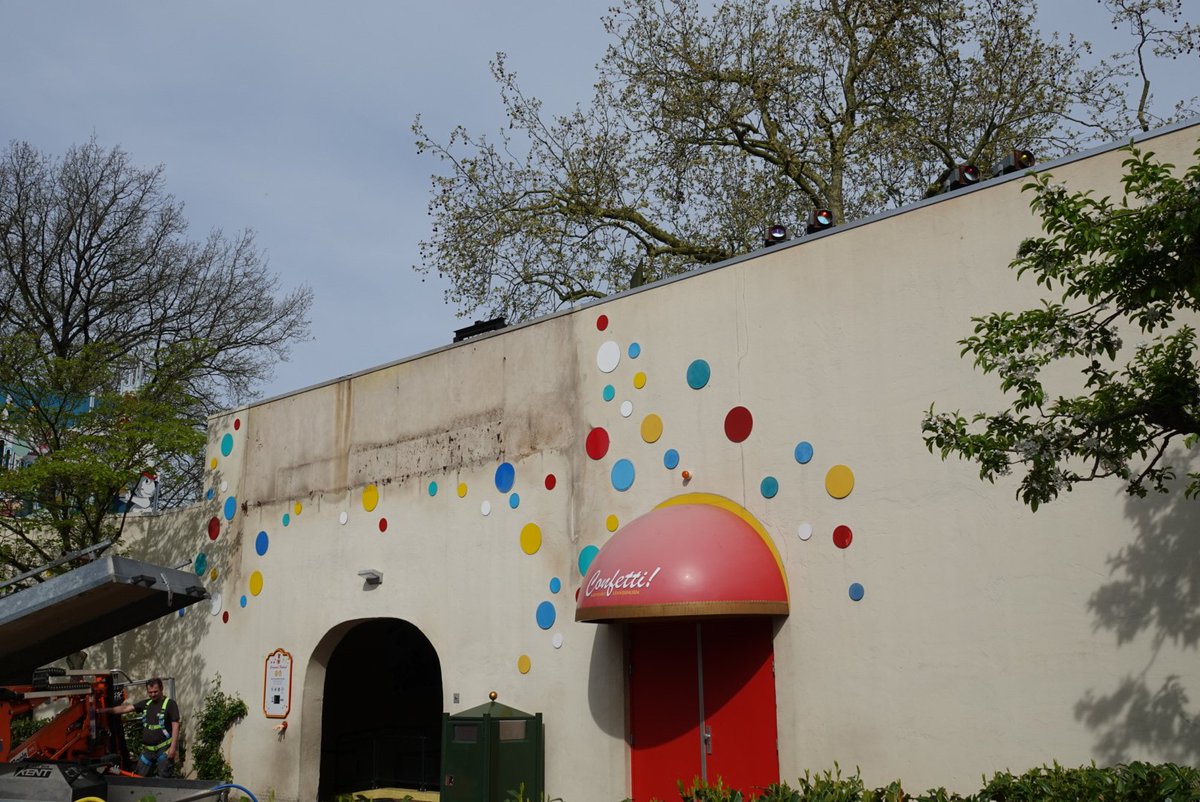 jeroen989's tweet image. Het voorgevel van het carnavalfestival festival wordt ook hellemaal aangepakt. Ook is het pop weg gehaald. #Efteling #Themepark