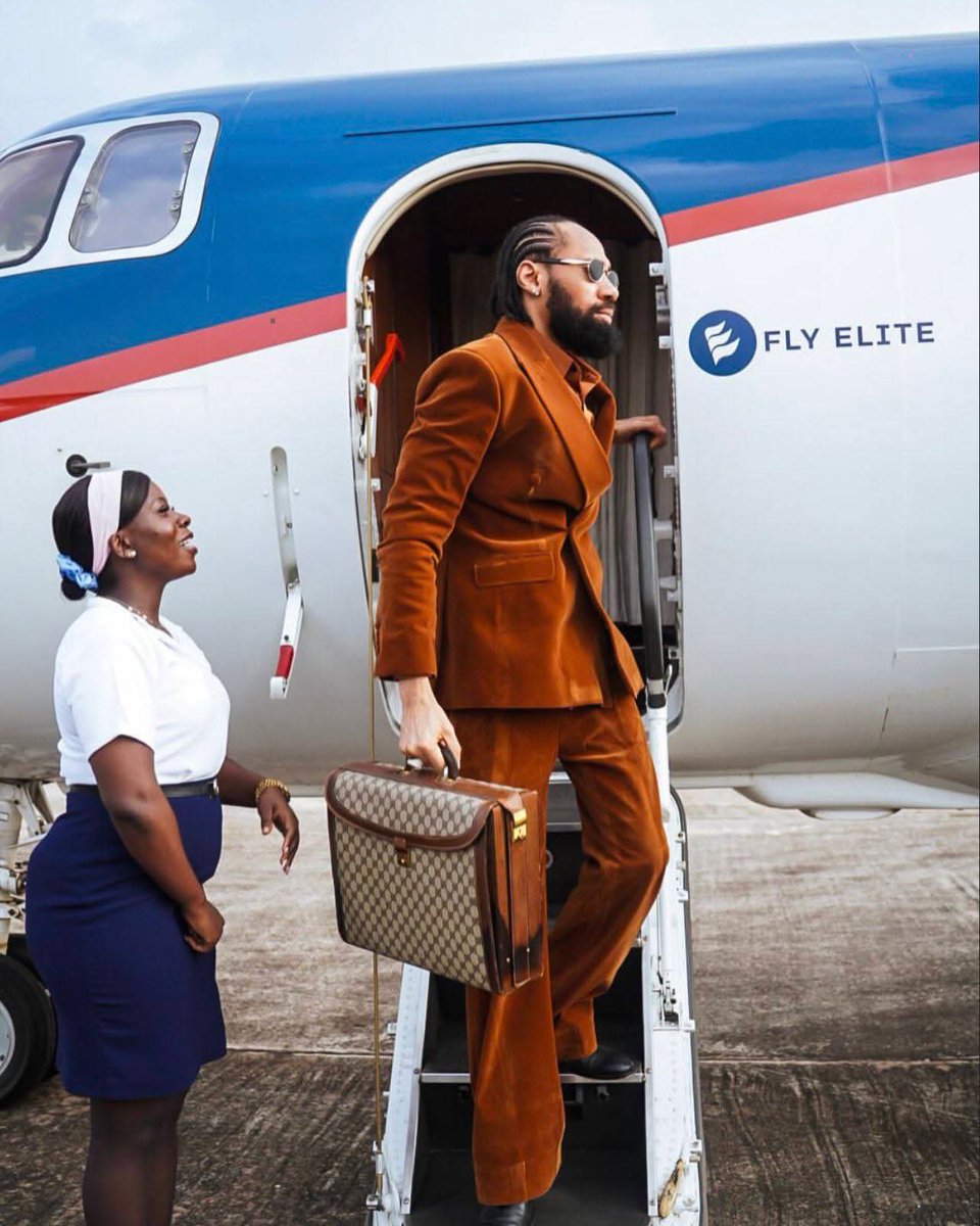 afro_nigeria's tweet image. Phyno don turn Delivery Man? 

Wetin him the always carry for this bag?