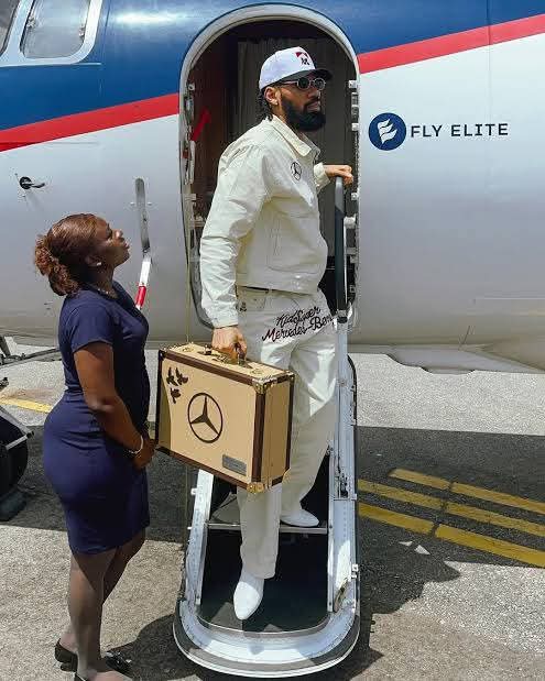 afro_nigeria's tweet image. Phyno don turn Delivery Man? 

Wetin him the always carry for this bag?