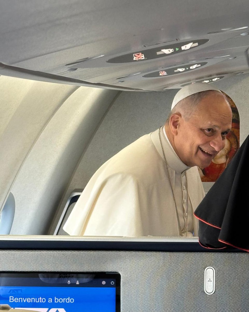 VaticanNews's tweet image. Pope Leo XIV bids farewell to Algeria as he boards the papal plane, bound for Yaoundé to begin his Apostolic Journey to Cameroon.

vaticannews.va/en/pope/news/2…
