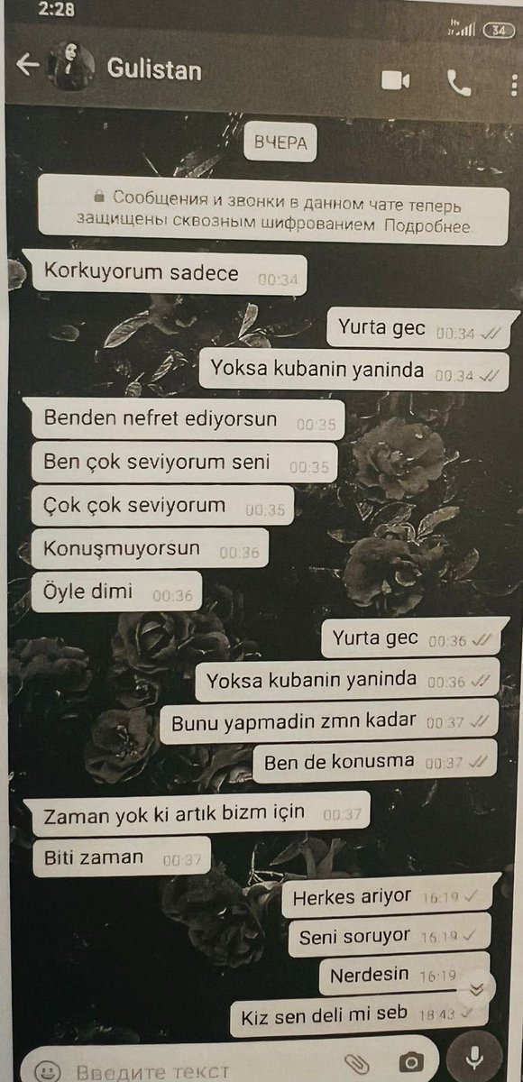 UeDemircan's tweet photo. Gülistan bu mesajların ardından adeta yer yarıldı da içine girdi. Kirli eller  o kayboluşun ardından hemen harekete geçti. Önce dönemin Tunceli Valisi Tuncay Sonel’in oğlu Mustafa Türkay Sonel ve arkadaşı Umut Altaş’ın  mobese görüntüleri silindi. Sırada önemli delil olan Gülistan’ın  kullandığı telefon vardı. Vali Sonel SIM kartı aileden aldıktan sonra savcılığa teslim etmek yerine Ankara’da  görevli olan ve uyuşturucu kaçakçılığına adı  karışan Polis memuru Gökhan Ertok’a  gönderdi. Ertok 18 Ocak günü SİM karta girerek 720 saniyelik o veriyi bir tuşla sildi. Veriler silindikten sonra SİM kart savcılığa teslim edildi. 

Buraya kadar herşey tıkır tıkır işlemişti. Taki o dosyayı cumhuriyet başsavcısı Ebru Cansu tozlu raflardan indirene kadar…

#gülistandoku #tunceli #ebrucansu #gülistananeoldu #türkaysonel #umutaltaş 

@Tuncelijandarma @Dokuailesi @av_cmn @TunceliEmniyet @TunceliValiligi @abakingurlek @adalet_bakanlik @TC_icisleri @mustafaciftcitr