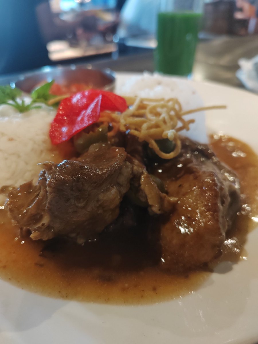 Fanvichka's tweet image. #Canard aux #olives, je vais, tranquillement, me régaler.

La journée va être longue, on charge le corps pour amortir, l'esprit sera mieux après.