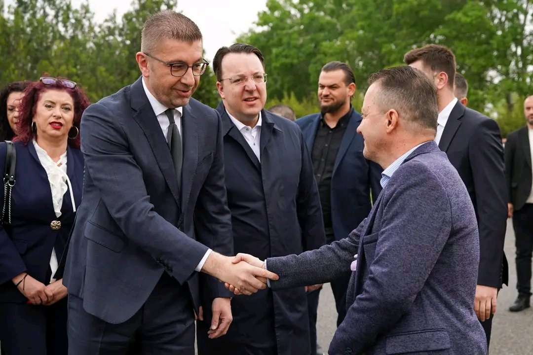 MickoskiHM's tweet photo. Денеска присуствував на промоција на 100 нови возила за потребите на АД „Пошта".

Владата преку Министерството за транспорт реализираше набавка на 100 нови возила за потребите на Македонска пошта. Ова не е случајна одлука. Ова е одговор на реална потреба. Просечната старост на возилата со кои досега работеше Македонска пошта е околу 15 години.

Со новите возила, Пошта ќе може побрзо, поефикасно и посигурно да ги доставува услугите до секој граѓанин, до секое населено место, до секоја компанија. Ќе се намалат трошоците за одржување, ќе се зголеми продуктивноста, а услугата ќе стане поквалитетна.

Предвидуваме подобрување на ефикасноста во испораката на услугите и намалување на трошоците за најмалку 15 проценти. Истовремено, работиме на подобрување на индикаторите за профитабилност, исто така за околу 15 проценти. Тоа значи подобро управување, подобра организација и подобри резултати.

Македонска пошта мора повторно да стане сервис на кој граѓаните ќе му веруваат. Институција која ќе биде партнер на бизнисите. Систем кој ќе може да одговори на современите предизвици, особено во времето на дигиталната трансформација и раст на електронската трговија.

Ние не ветуваме лесен пат. Но ветуваме работа, посветеност и резултати. Затоа што доаѓа времето кога институциите ќе работат за граѓаните.

Доаѓа времето кога државата ќе испорачува!
