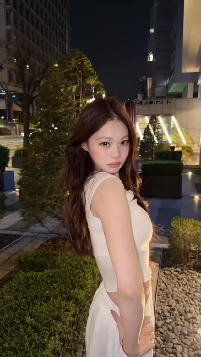 推特萝莉（广州深圳美少女）账号贴门上 tweet media