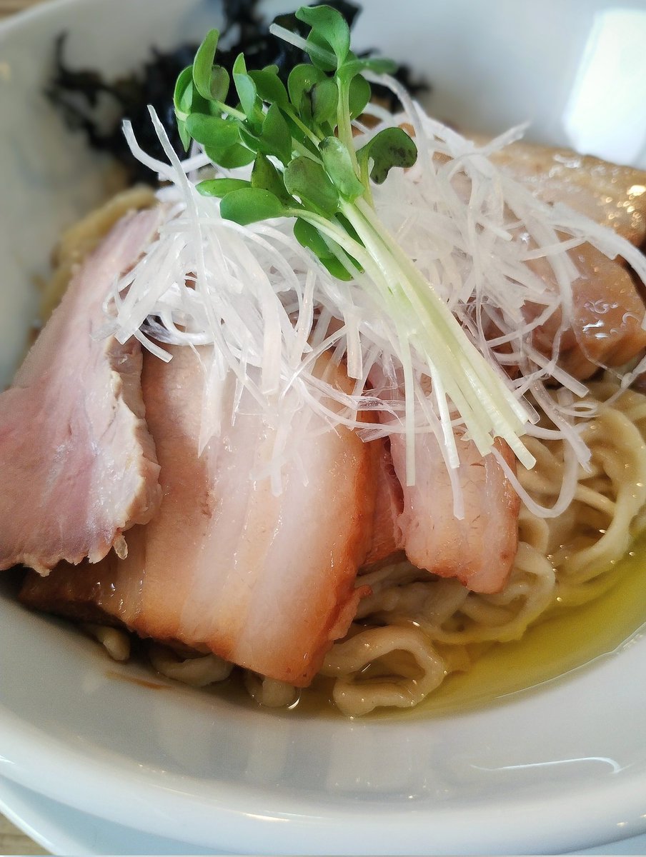buzzcut_noodle's tweet photo. 流山市、着陸
いつもの予定より1ヶ月延びて
今日まで待ちくたびれて涙
店主様、今後も御身体を大切に🫶
今日も感謝でした

❨ 鶏の旨味ソバ 醤油・太麺 ❩+うずら
❨ 鶏油ソバ ❩+チャーシュー増し

コレはウマイ！メンメンメーン！
メン✩バンザイ

📍The Noodles &amp; Saloon Kiriya(初石)
@ns_kiriya https://t.co/5MFvbCr8Ok