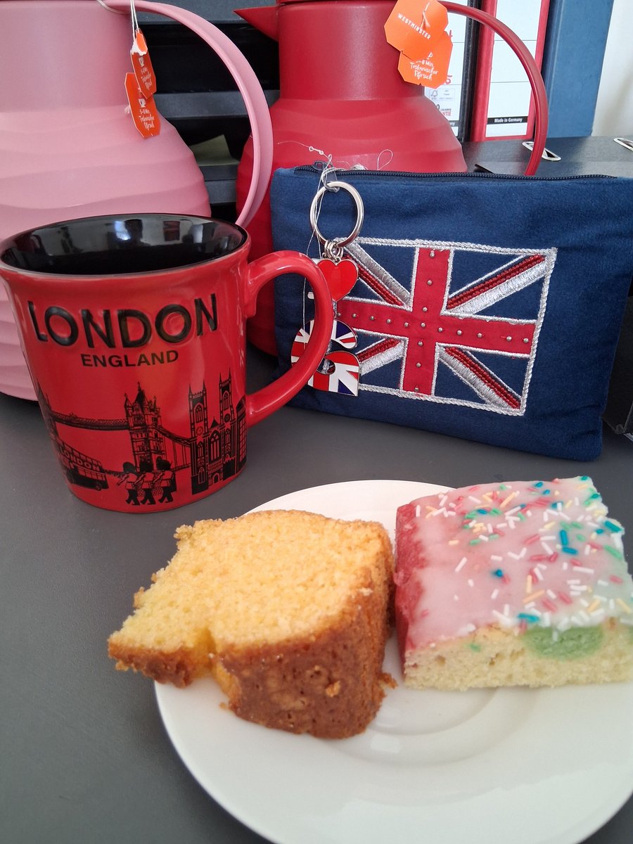I guess you could say I slightly moved up my "English tea time." 😅 This is what happens when your lovely coworkers talk you into having cake and won’t let up until you give in, even though I’m not allowed to eat it for several reasons...(both cakes were baked together by a