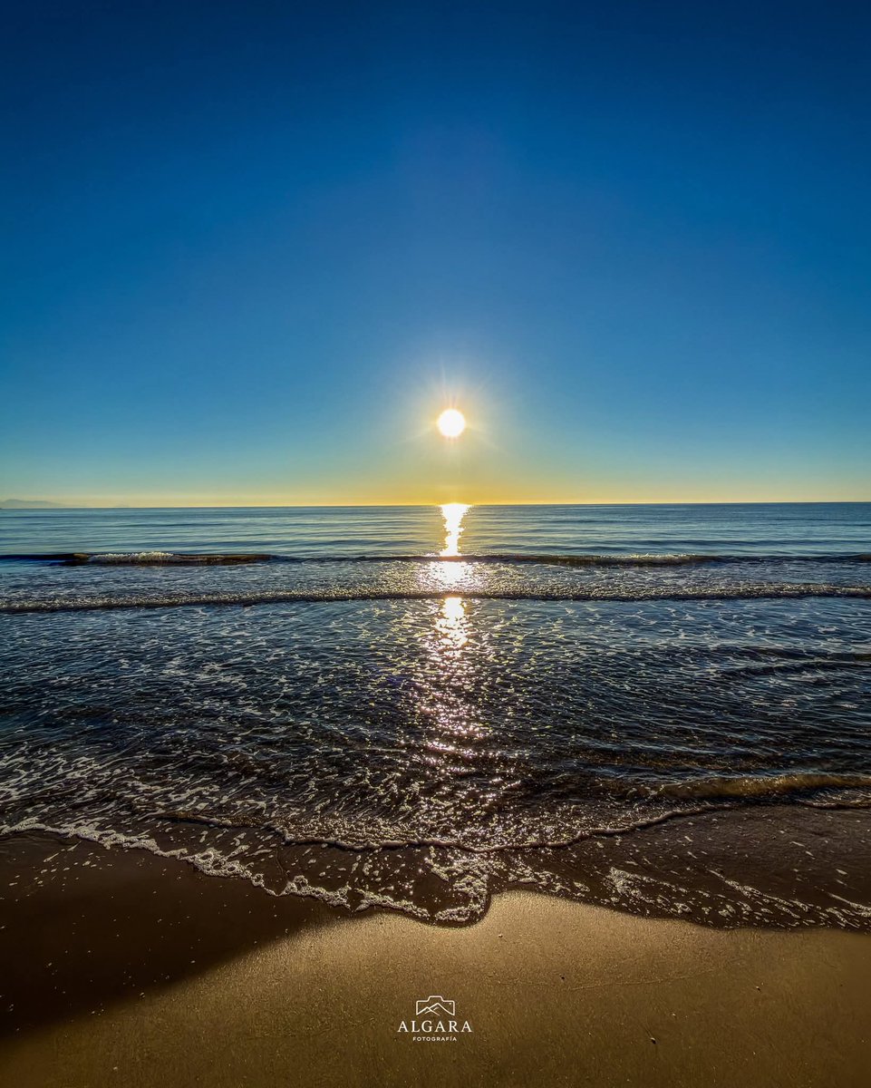 MeteOrihuela's tweet image. ¡#FelizMiércoles! Cada día que pasa, amanece más temprano y atardece más tarde, superamos ya las 13 horas de luz diurna. Esta mañana (15/04/2026), primeros compases del día en la Playa de #LosArenalesDelSol, en el término municipal de #Elche (#Alicante). Imágenes: @algarafoto.