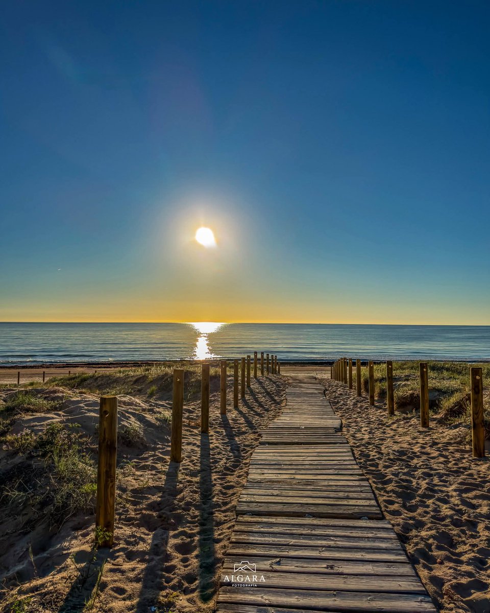 MeteOrihuela's tweet image. ¡#FelizMiércoles! Cada día que pasa, amanece más temprano y atardece más tarde, superamos ya las 13 horas de luz diurna. Esta mañana (15/04/2026), primeros compases del día en la Playa de #LosArenalesDelSol, en el término municipal de #Elche (#Alicante). Imágenes: @algarafoto.