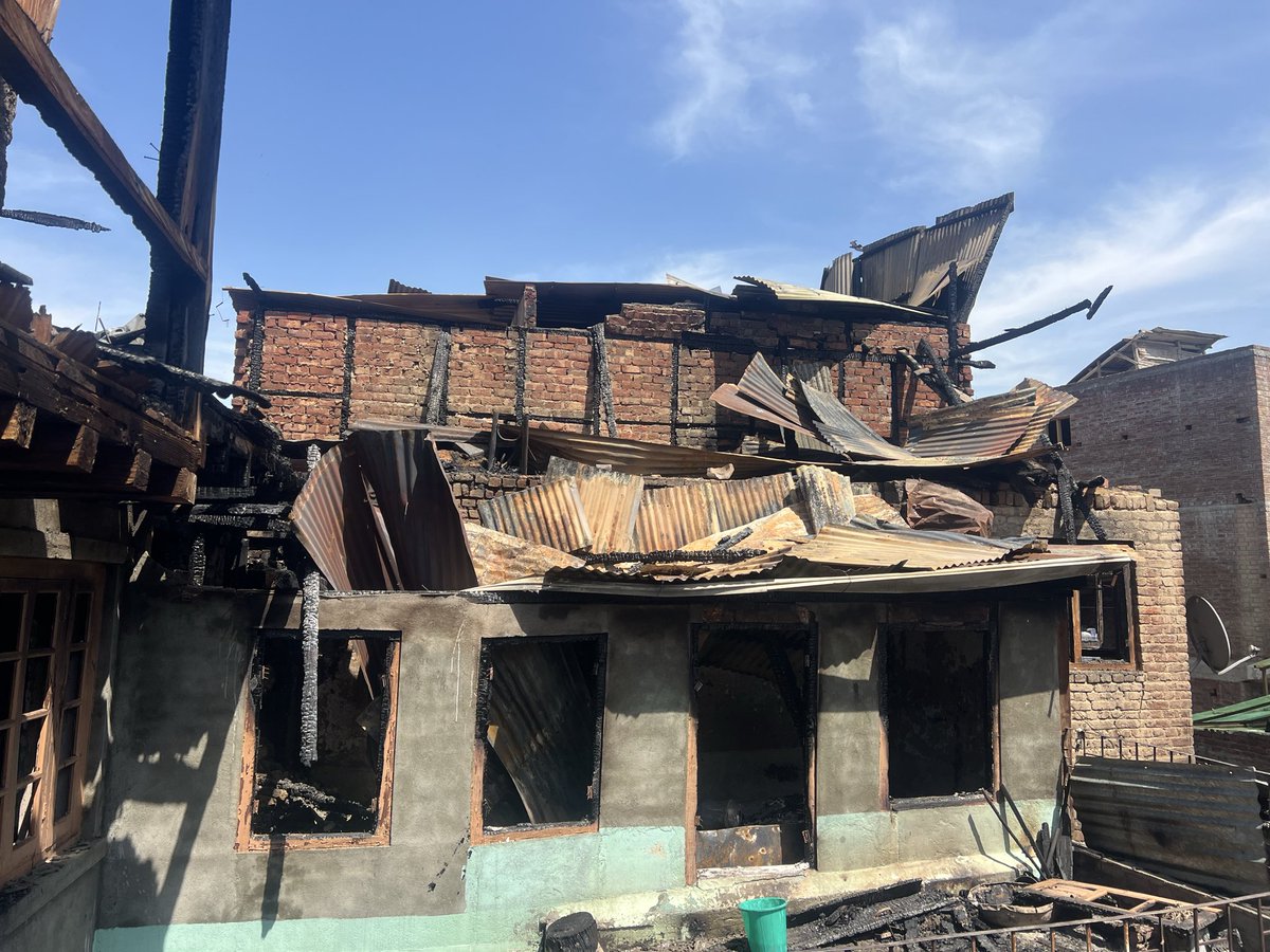 ZaidGowher's tweet photo. Today, a @jkpdp delegation visited fire-affected families at #JamiaMasjid,Chanapora —met victims, provided essential items, and stood in solidarity with them. @MehboobaMufti @sheikhgowher10 @Khurshid_AlamJK https://t.co/KMIZANajNk