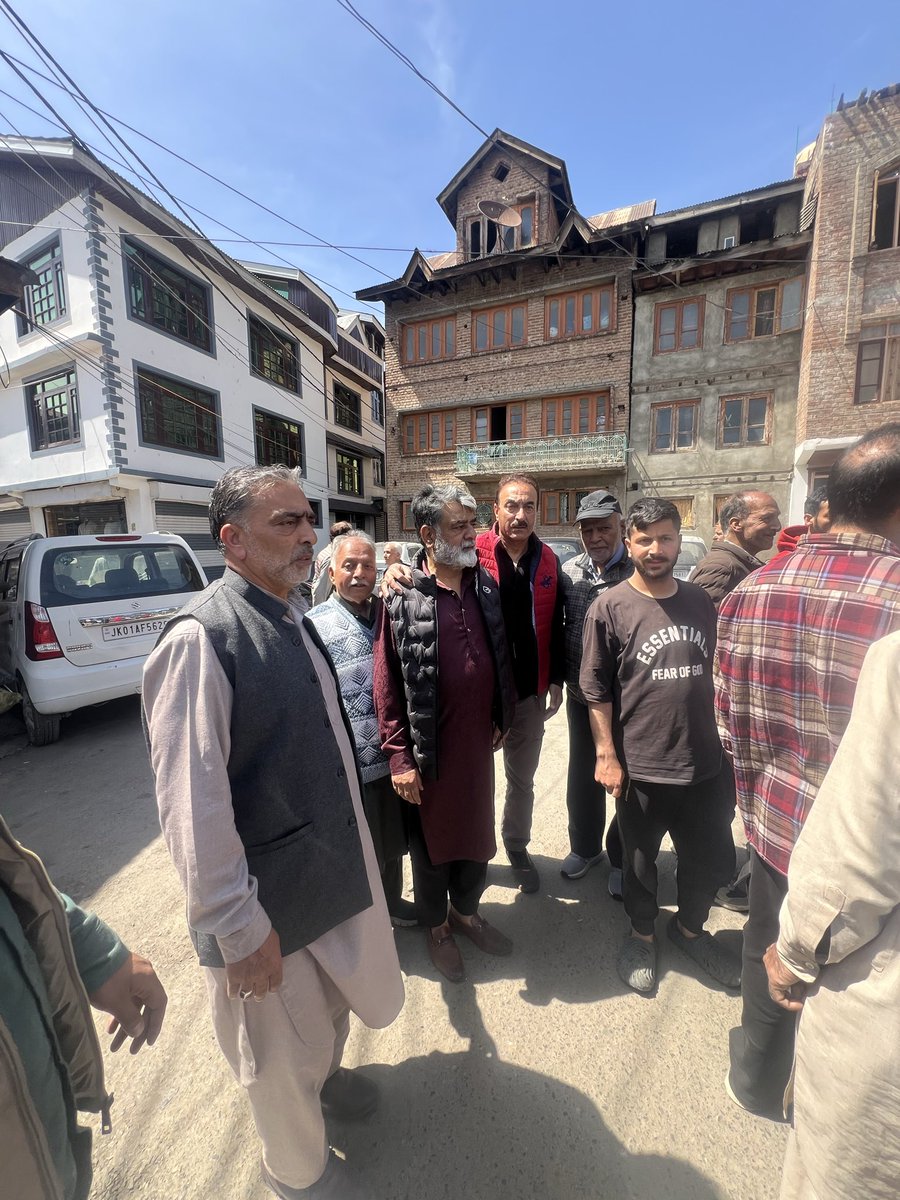 ZaidGowher's tweet photo. Today, a @jkpdp delegation visited fire-affected families at #JamiaMasjid,Chanapora —met victims, provided essential items, and stood in solidarity with them. @MehboobaMufti @sheikhgowher10 @Khurshid_AlamJK https://t.co/KMIZANajNk