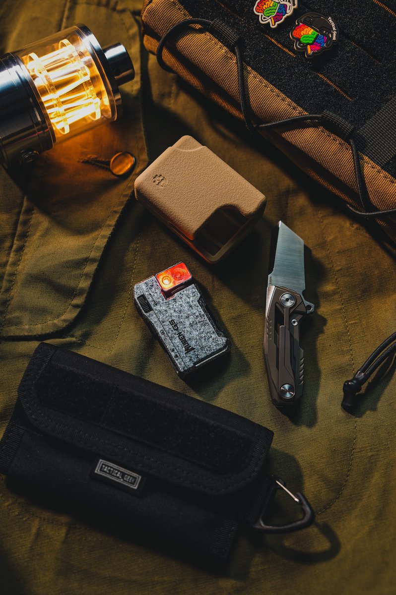 tacticalgeekedc's tweet image. No digging. No dropping. Just grab. ⚡

#tacticalgeek #zippo #zippolighter #zippoedc #wubeng5 #flashlightcarry #edcgear #everydaycarry #edclifestyle #edccommunity #beltcarry #gearsetup #carrybetter