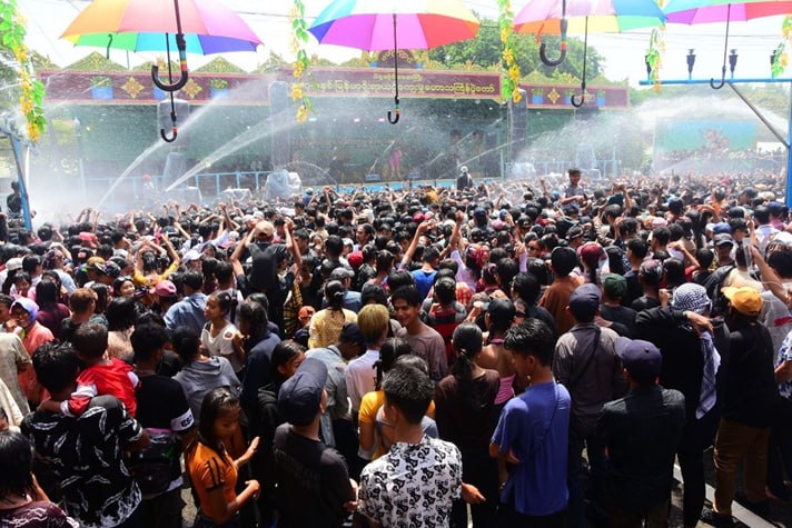 AAunggLLayy's tweet photo. April 15, #Thingyan Akyat Day β Scenes of people enjoying themselves and lively crowds in #Bago.
In areas where there are no terrorists, life remains vibrant and bustling.
#Terrorists bring no benefit to any human society.
#WhatsHappeningInMyanmar
#MyanmarFactCheck https://t.co/Vgyn56X79i