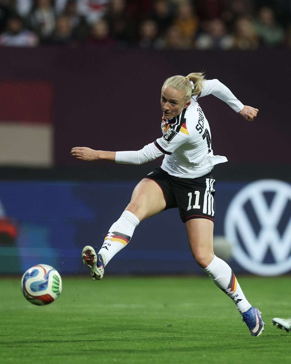 👉😤

Lea scored for Germany on Tuesday night during their 5-1 win against Austria 💪🇩🇪