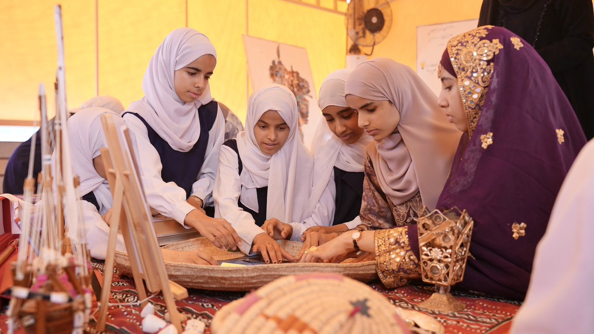 EduGovDkh's tweet photo. دشّنت مدرسة صومرة بالتعاون مع مدرسة أبي قتادة الأنصاري بـ #تعليمية_الداخلية مشروع "الهوية العمانية والسمت العماني" تحت رعاية الأستاذ علي الحارثي المدير العام،بهدف ترسيخ قيم المواطنة ومفاهيم الاستدامة لدى الطلبة،وتعزيز السلوكيات والممارسات البيئية الواعية،وسط مشاركةمجتمعية واسعة. https://t.co/NNrUCgqRl1