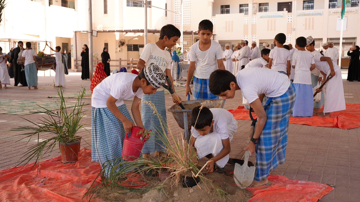EduGovDkh's tweet photo. دشّنت مدرسة صومرة بالتعاون مع مدرسة أبي قتادة الأنصاري بـ #تعليمية_الداخلية مشروع "الهوية العمانية والسمت العماني" تحت رعاية الأستاذ علي الحارثي المدير العام،بهدف ترسيخ قيم المواطنة ومفاهيم الاستدامة لدى الطلبة،وتعزيز السلوكيات والممارسات البيئية الواعية،وسط مشاركةمجتمعية واسعة. https://t.co/NNrUCgqRl1