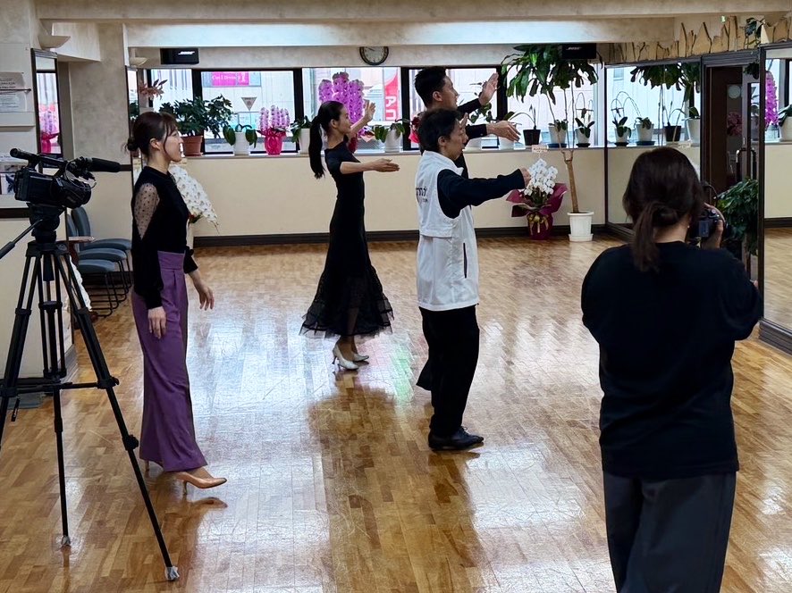 #ノンストップ の ＃スターの立役者 にて、私達が #下田藍 先生のレッスンを受けている風景が少し映りました🤩
スタッフの方とのボックス楽しかった！
#10DANCE の俳優さんは限られた準備期間であんなに踊れてて尊敬。
そしてそれを支えた先生方、本当にスゴいのよ。

#西尾ダンススクール #社交ダンス