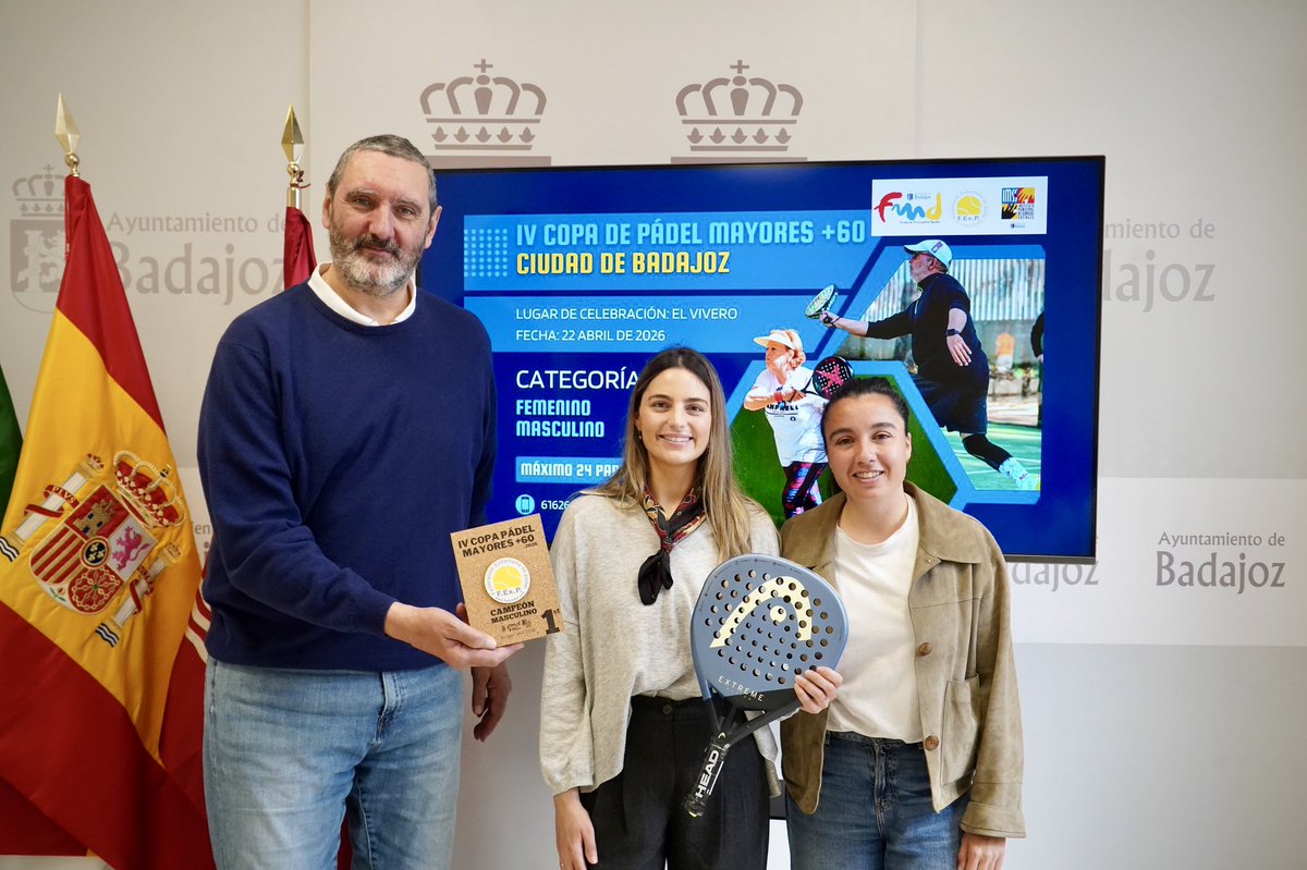aytodebadajoz's tweet image. 🎾👏 El miércoles 22 de abril las instalaciones deportivas municipales El Vivero acogerán la Copa de Pádel de Mayores +60 'Ciudad de #Badajoz', que cumple su cuarta edición.

🗣️ El concejal delegado del #IMSS, Juancho Pérez, ha presentado los detalles junto a la @fexpadel