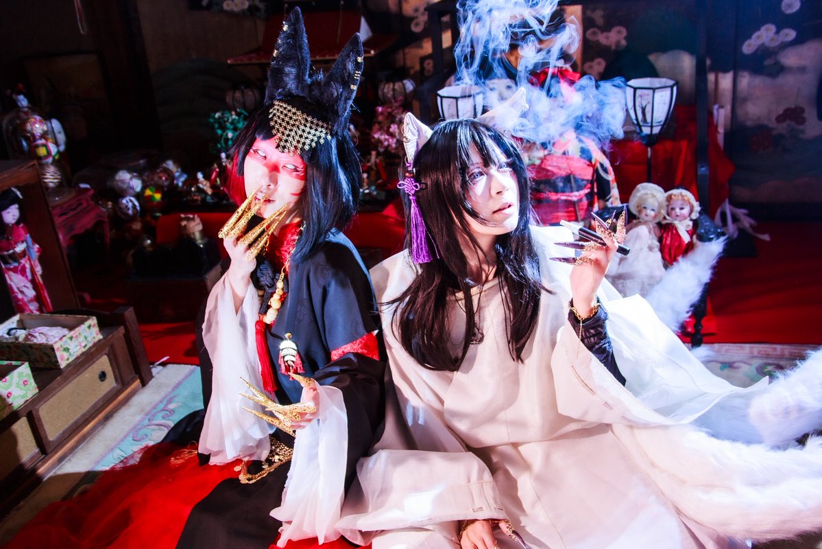 煙のたゆたふその館
二人の妖が手招けり

麗しの狐:<a href="/kurohi2/">黒機ひつじ@厨ニ病なVAPE屋さん</a> 
photo:<a href="/8after7korobi/">水槽学@ 4/29あやかし煙装会📸</a>