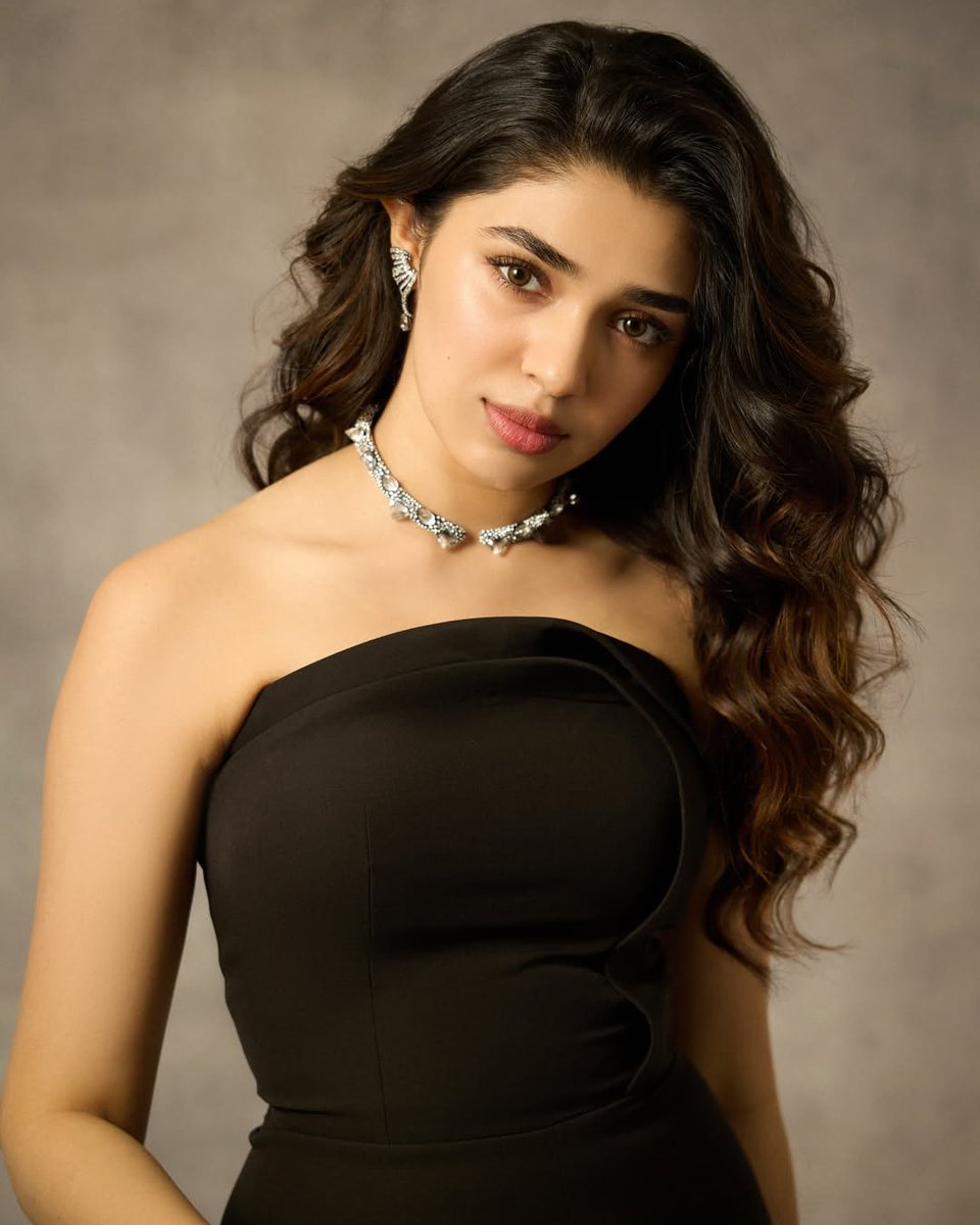 telugufilmnagar's tweet image. #KrithiShetty glowing with a calm yet captivating charm!🖤✨

@IamKrithiShetty #Tollywood #TeluguFilmNagar