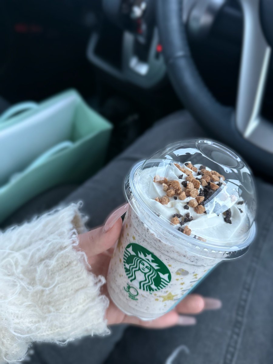 askx___'s tweet photo. フラペチーノ® of チャンキー クッキーチョコチップ追加ブレベミルク変更 https://t.co/JNzA0YRQU0