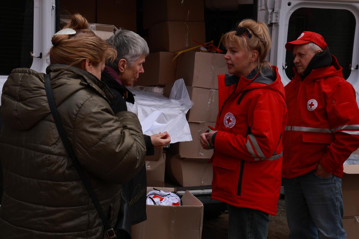 RedCrossUkraine's tweet image. ❗ The Ukrainian Red Cross is responding in #Dnipro following a Russian nighttime strike. A support point is providing humanitarian aid, including blankets, food parcels, tarpaulins, hot drinks, and psychological support to those affected. #NotATarget #EmergencyResponse
