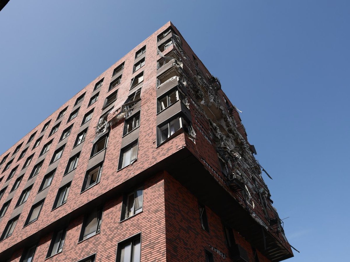 RedCrossUkraine's tweet image. ❗ The Ukrainian Red Cross is responding in #Dnipro following a Russian nighttime strike. A support point is providing humanitarian aid, including blankets, food parcels, tarpaulins, hot drinks, and psychological support to those affected. #NotATarget #EmergencyResponse