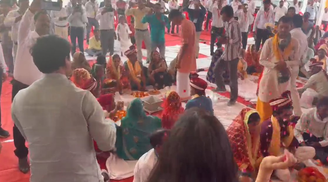 bstvlive's tweet photo. लखनऊ

➡200 वर-वधू का सामूहिक विवाह कार्यक्रम
➡कैबिनेट मंत्री अनिल राजभर रहे मौजूद
➡नवविवाहित जोड़ो को आशीर्वाद दिया
➡अवध शिल्प ग्राम में सामूहिक विवाह समारोह
#Lucknow #MassWedding https://t.co/DtlMq9ccVU