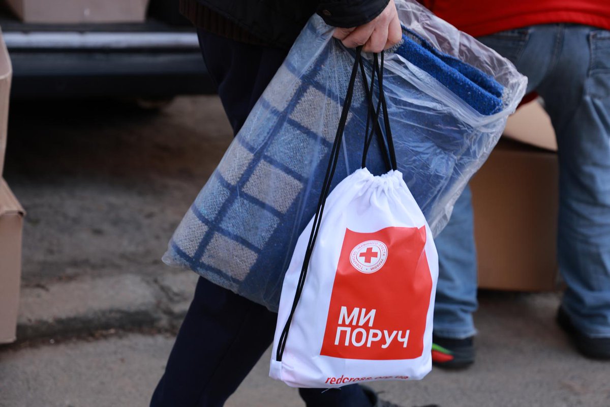 RedCrossUkraine's tweet image. ❗ The Ukrainian Red Cross is responding in #Dnipro following a Russian nighttime strike. A support point is providing humanitarian aid, including blankets, food parcels, tarpaulins, hot drinks, and psychological support to those affected. #NotATarget #EmergencyResponse
