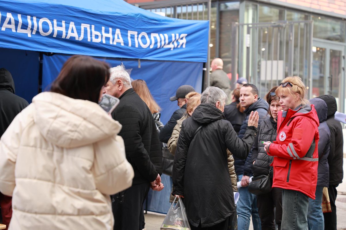 RedCrossUkraine's tweet image. ❗ The Ukrainian Red Cross is responding in #Dnipro following a Russian nighttime strike. A support point is providing humanitarian aid, including blankets, food parcels, tarpaulins, hot drinks, and psychological support to those affected. #NotATarget #EmergencyResponse