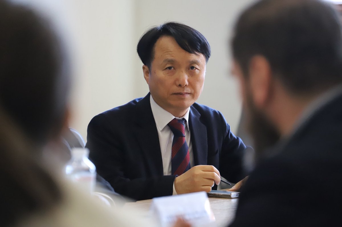 MON_UKRAINE's tweet photo. 🇺🇦🇰🇷 Republic of Korea continues to support Ukrainian education. The sides are working to expand cooperation in VET, reconstruction projects with @KOICA and @UNOPS, and digitalisation. 
More about the cooperation: https://t.co/kRiWZUA2J3 https://t.co/mhAZGWyITi