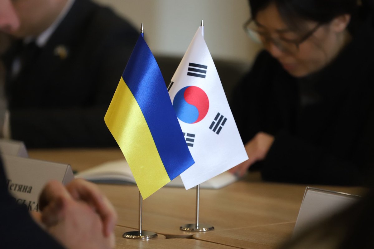 MON_UKRAINE's tweet photo. 🇺🇦🇰🇷 Republic of Korea continues to support Ukrainian education. The sides are working to expand cooperation in VET, reconstruction projects with @KOICA and @UNOPS, and digitalisation. 
More about the cooperation: https://t.co/kRiWZUA2J3 https://t.co/mhAZGWyITi