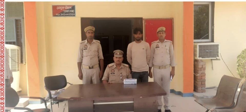 bstvlive's tweet image. मैनपुरी :अवैध तमंचा, कारतूस बरामद 

➡पुलिस ने अभियुक्त को अरेस्ट किया
➡थाना घिरोर क्षेत्र में चेकिंग अभियान
 
#Mainpuri #PoliceAction #UttarPradesh @mainpuripolice