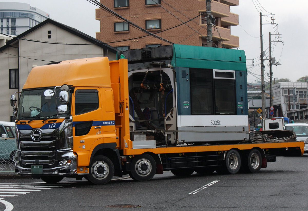 kami9180's tweet photo. 広電5005号廃車陸送
去年陸送された5007号に続き5005号も陸送されました https://t.co/A4sYA3AMNV