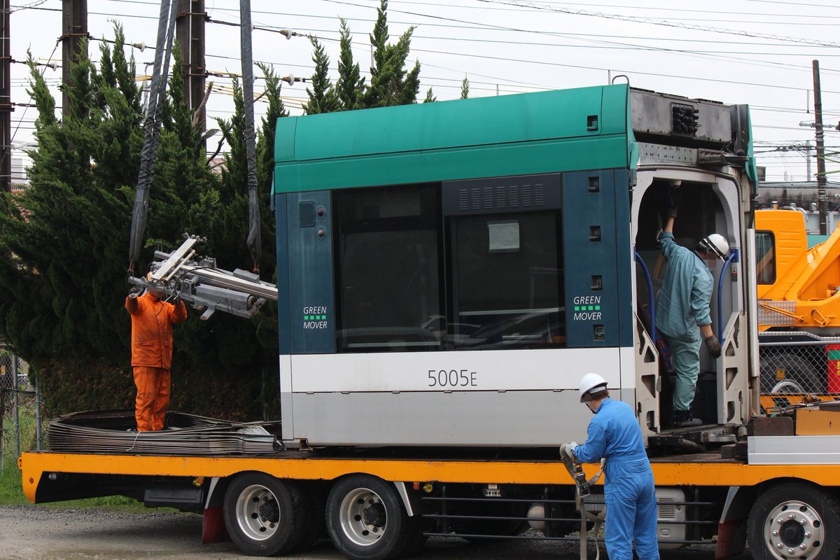 kami9180's tweet photo. 広電5005号廃車陸送
去年陸送された5007号に続き5005号も陸送されました https://t.co/A4sYA3AMNV