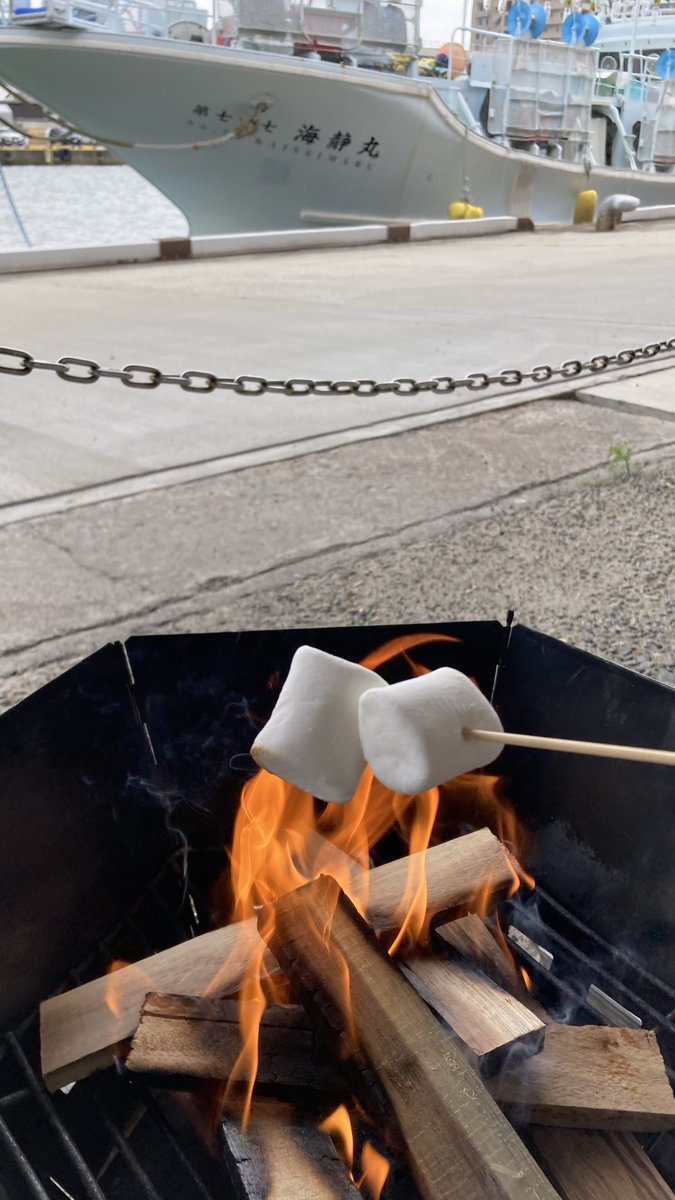 BOHmmhy's tweet photo. 今日は万代島多目的広場大かまで手ぶらで楽しむ焚き火体験🔥貸切でした😉料金1時間1,000円利用者は駐車場無料。
スタッフの方にマシュマロいただきました😋👍 https://t.co/SkpKCepHvz