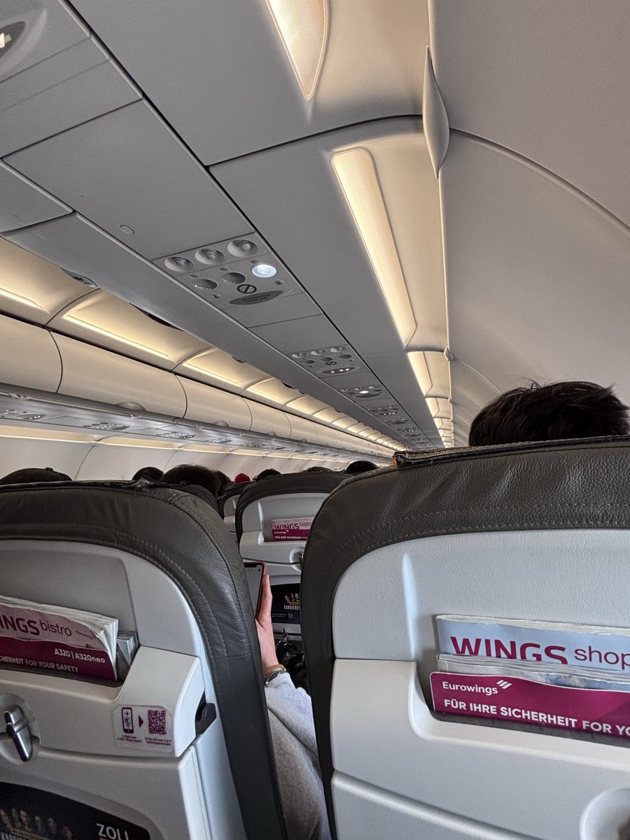 uxiusa_'s tweet photo. A @eurowings le da igual que midas metro y medio y no puedas ver a la azafata. Como midas metro y medio, te toque atrás de todo y haya un accidente, nena estás jodida. https://t.co/chq67u7ScX