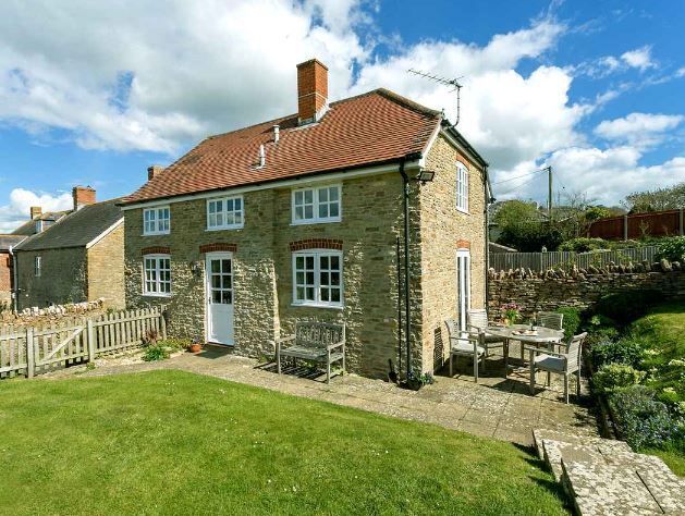TheHolidayCots's tweet image. 💙 "Wonderful cottages. Spotlessly clean, well-maintained, comfortable and homely. Been staying at least twice a year for the last 27 years. We love it!" 💙 

🛏️ Sleeps 5
theholidaycottages.co.uk/dorset/4461

#GuestReview #Cottages #FamilyHoliday #PetFriendly #Garden #Countryside #Dorset #UK