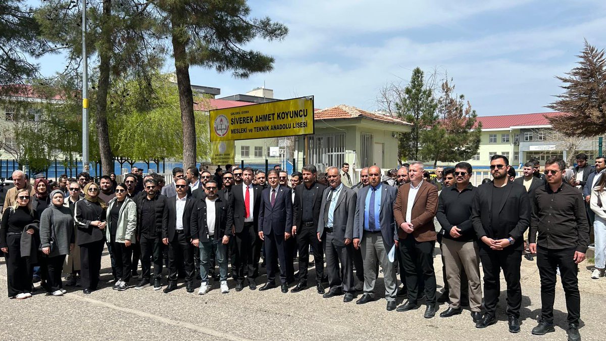 Türk Eğitim-Sen, Şanlıurfa’nın Siverek ilçesinde bulunan Ahmet Koyuncu Mesleki ve Teknik Anadolu Lisesi’nde bir öğrenci tarafından gerçekleştirilen silahlı saldırıyı 81 ilde eş zamanlı olarak lanetledi.
Sendikamız, yurt genelindeki şubelerimiz aracılığıyla kitlesel basın