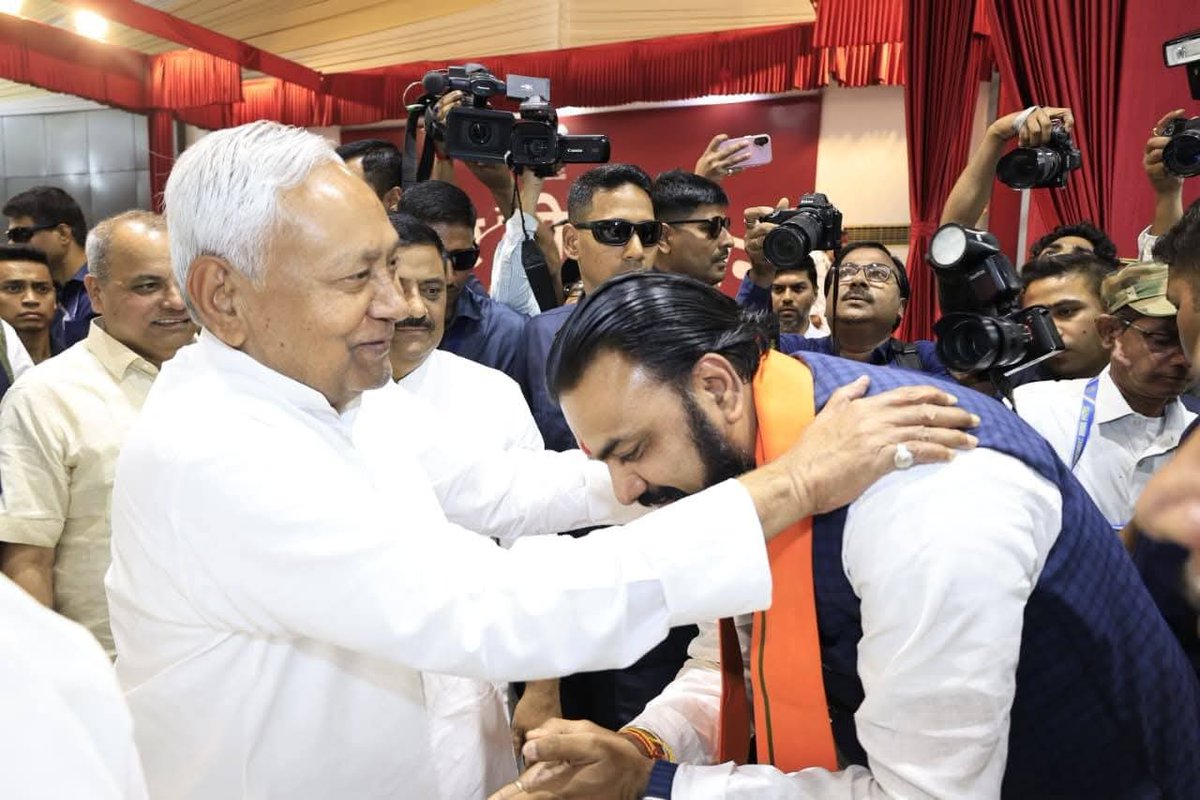 Journo_vivek's tweet image. बिहार के 24वें मुख्यमंत्री आदरणीय बड़े भाई सम्राट चौधरी @samrat4bjp जी के शपथग्रहण के ऐतिहासिक पल का साक्षी बना। अब मुख्यमंत्री जी को बहुत सी चुनौतियों का सामना करते हुए बिहार को नयी ऊंचाइयों पर ले जाना है। मेरी हार्दिक शुभकामनाएं उनके साथ है। जय हो-विजय हो। 🤗
#Bihar #CM