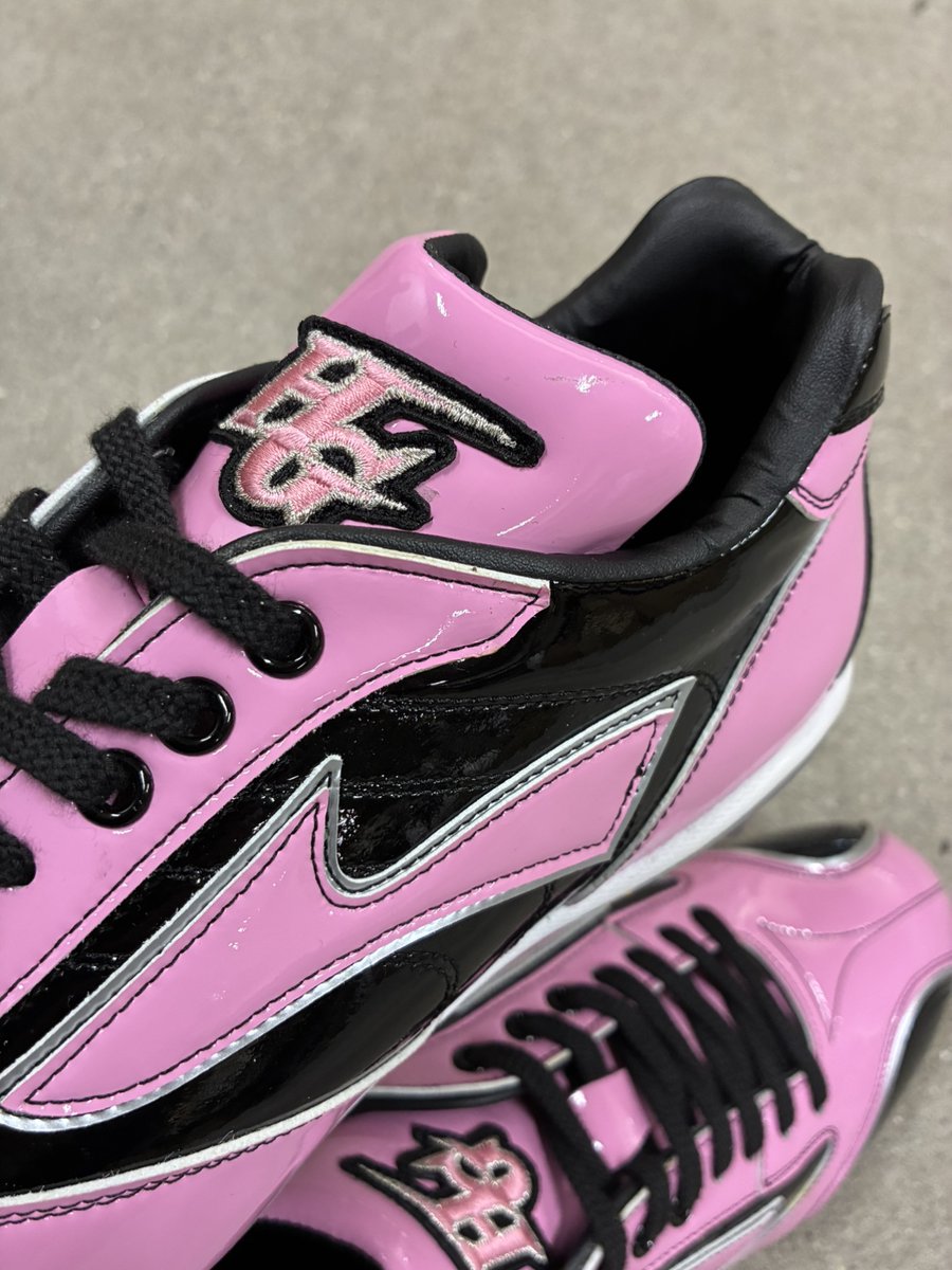 ⋰ 
限定エナメルカラースパイク
樹脂ソール埋込式固定金具
Limited enamel color spikes
⋱ 

★PSS-A001
amzn.asia/d/dTW2pYG
・Color：BLACK×PINK
・Size：23.5cm～29.0cm,30.0cm（3E）
・Price：￥24,000+tax
・Made in JAPAN

#ハイゴールド 
#higold
#hgamazon
#hgspike