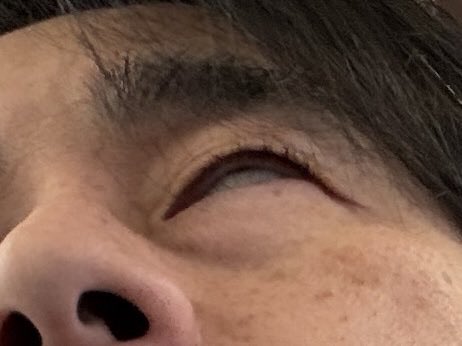 Tozawa4747's tweet image. 【また　やられた】
今日の仙台出張は新幹線移動。
隣の席にお客さんは居なかったので
AirPodsをノイズキャンセルに設定し
爆睡。
仕事が終わった頃　別座席の同行者から送られて来た写真。
これがサラリーマンの本気の休息デェス(笑)
#出張 ＃白目
＃日々予定がパンパンで
＃疲労困憊