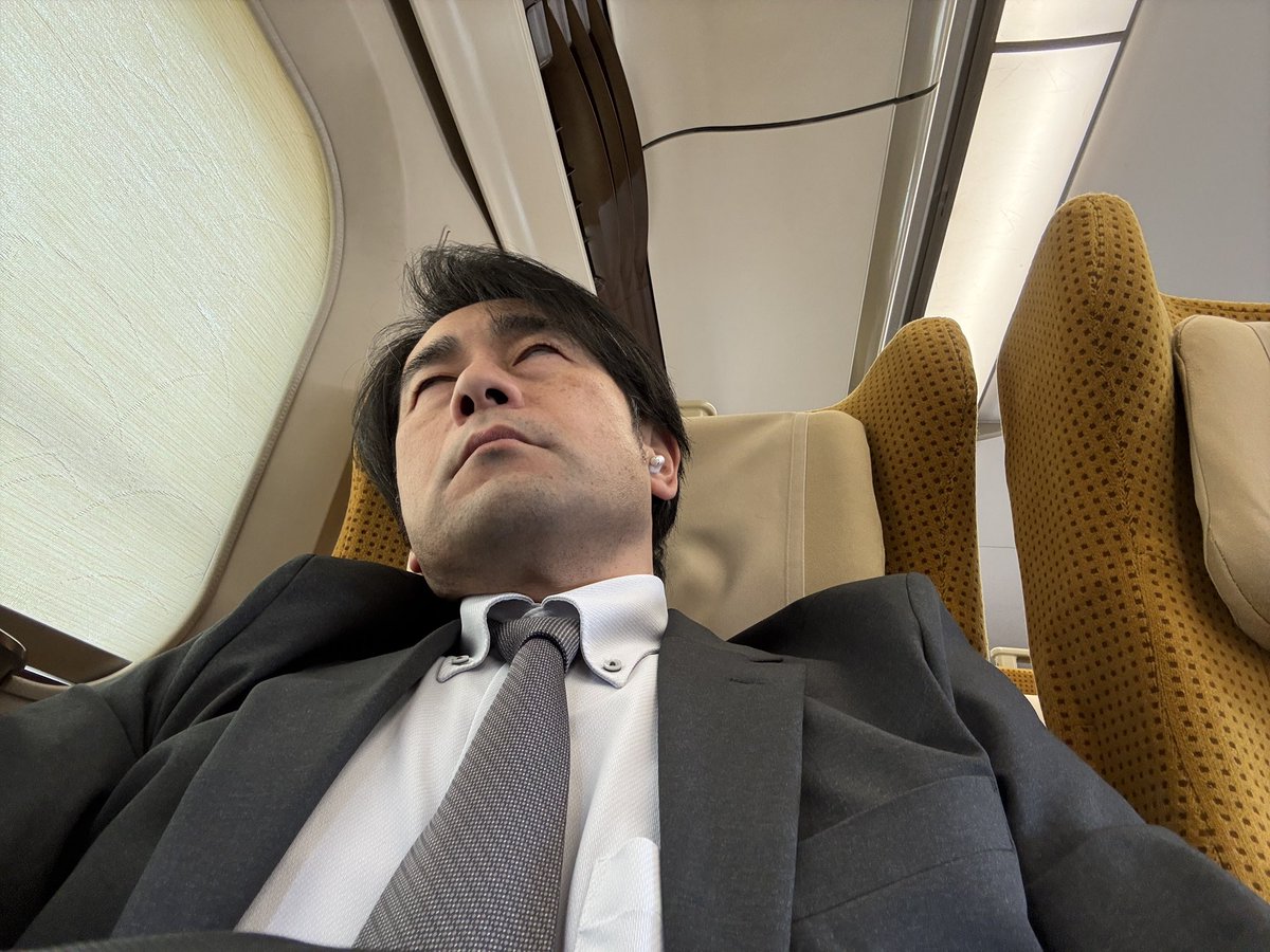 Tozawa4747's tweet image. 【また　やられた】
今日の仙台出張は新幹線移動。
隣の席にお客さんは居なかったので
AirPodsをノイズキャンセルに設定し
爆睡。
仕事が終わった頃　別座席の同行者から送られて来た写真。
これがサラリーマンの本気の休息デェス(笑)
#出張 ＃白目
＃日々予定がパンパンで
＃疲労困憊