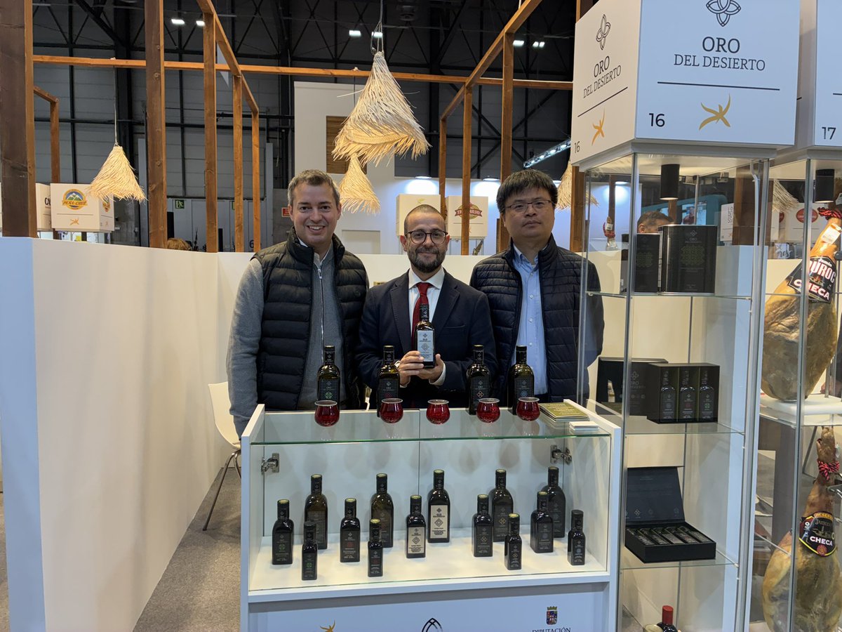 orodeldesierto's tweet image. Muy contentos de recibir a nuestros clientes de China 🇨🇳 hoy en nuestro stand, hemos hablado sobre potencial aumento de la cooperación y proyectos de promoción futura allí. #export #evoo