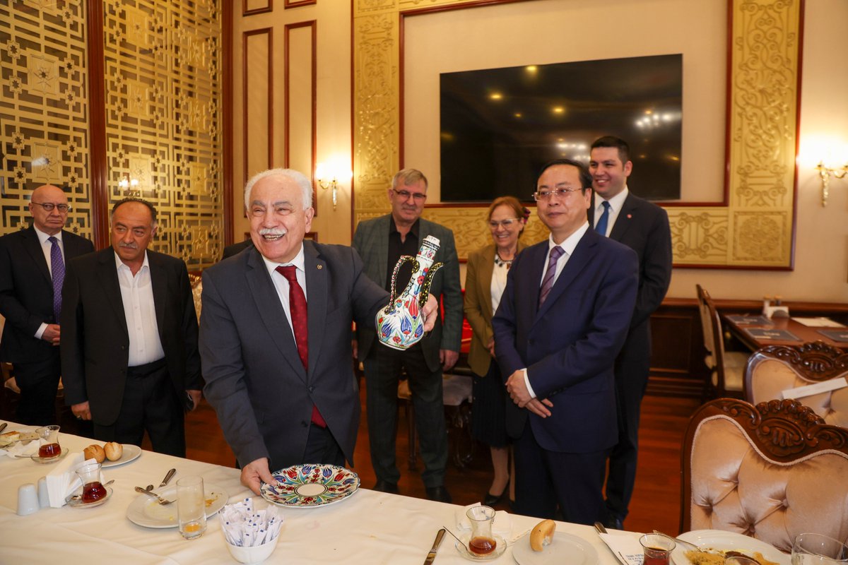 Dogu_Perincek's tweet photo. Çin Komünist Partisi (ÇKP) Uluslararası İlişkiler Bakan Yardımcısı Sayın Jin Xin Başkanlığındaki 10 kişilik ÇKP heyetiyle Ankara'da Partiler arası görüşme yaptık.

Dünyanın köklü değişikliklerin eşiğinde olduğu saptamasında birleştik. Partilerimiz arasında zorlukları yenme geleneğini güçlendiren köklü ilişkileri geliştiriyoruz. Türkiye ve Çin, Asya'nın Batı ve Doğu ucunda insanlığın ortak kaderine büyük katkılarda bulunacak iki merkez ülkedir. 

Türkiye, Rusya, Çin, İran birlikteliği savaşın bölgeye yayılmasını ve dünya savaşı yönündeki tehlikeleri gelişmeleri önleyecek biricik çözümdür. Bu konularda tam bir görüş birliği içindeyiz.
@ChinaAmbTurkiye