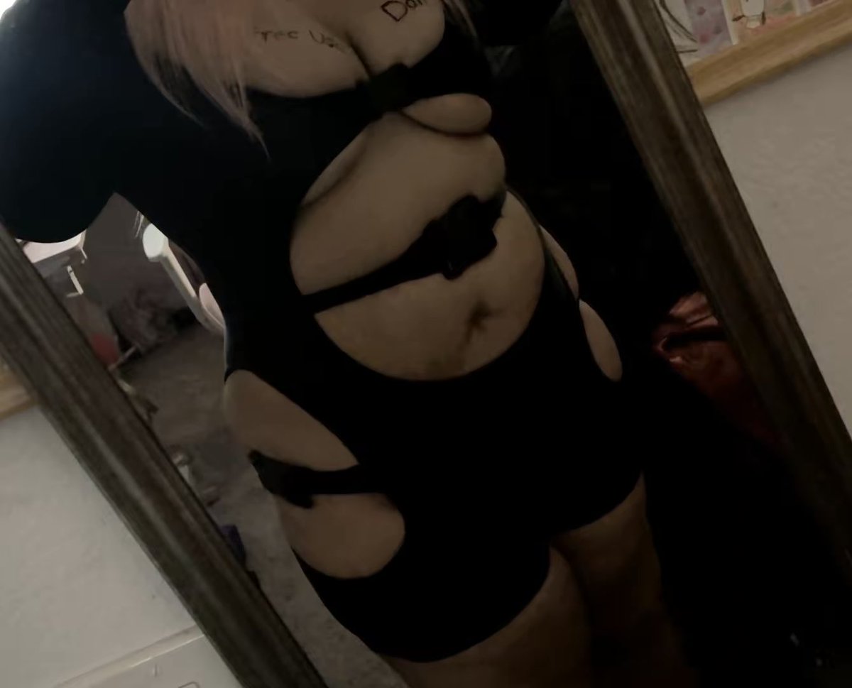 violet 🐾 tweet media